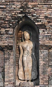 Buddha Statue in Wat Pa Sak, Chiang Saen, Thailand by Asienreisender
